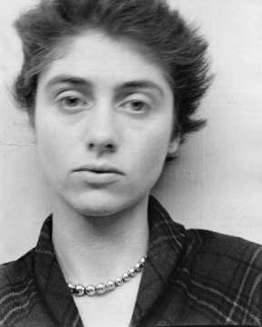 Diane Arbus, portrét od Allana Arbuse (film test), c. 1949. © Allan Arbus / The Estate of Diane Arbus. Zdroj: Wikipedia (fair use pro účely kritiky a vzdělávání). Použito v souladu s § 38 autorského zákona ČR.