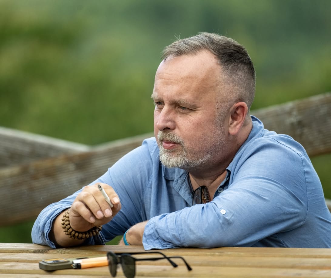 Na obrázku je kněz, bratr Filip, jak při západu slunce nese svůj kříž. Autorem obrázku je písecký fotograf Jan Vávra.